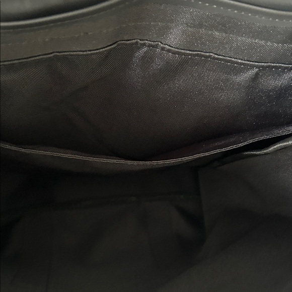 💼 Sleek & modern RAINS backpack in matte black! - Picture 9 of 11